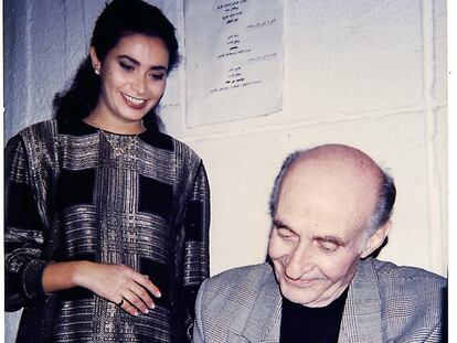<b>Figura paterna. Hija de periodistas amantes del arte y la libertad, la infancia de Darina al Joundi en Líbano fue feliz hasta que empezó la guerra. Tenía siete años. Arriba, en diciembre de 1997, junto a su padre, Assem al Joundi, conocido intelectual sirio refugiado en Líbano. </b>