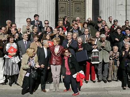 María Teresa Fernández de la Vega posa con diputados y miembros de asociaciones de Memoria Histórica en el Congreso.