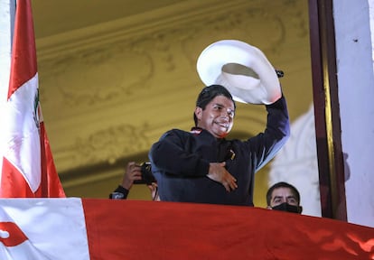 Pedro Castillo saluda a sus seguidores desde la sede de su partido Perú Libre, el jueves en Lima.