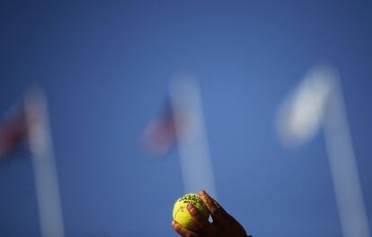 Una recogepelotas sostiene bolas para el servicio en el partido de semifinales del torneo de tenis Abierto de Francia entre Serena Williams de los EE.UU. y Timea Bacsinszky de Suiza en el estadio de Roland Garros, en París.