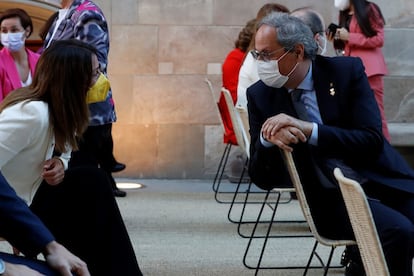 El expresidente de la Generalitat Quim Torra (derecha) conversa con la consejera de la Presidencia, Meritxell Budó (izquierda).