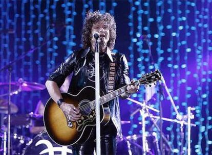 Enrique Bunbury, vocalista de Héroes del Silencio, durante el concierto que ofrecieron en Sevilla.