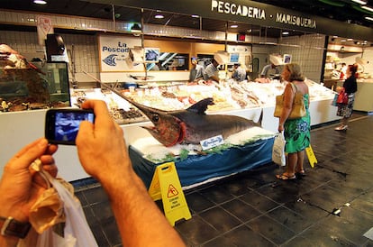 El pez espada de 400 kilos <i>posa</i> en el mercado de San Antón en Madrid.