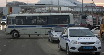 Policias rusos inspeccionan un autob&uacute;s en una carretera hacia Sochi.