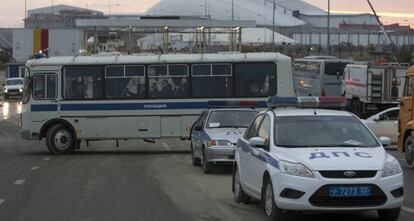 Policias rusos inspeccionan un autobús en una carretera hacia Sochi.