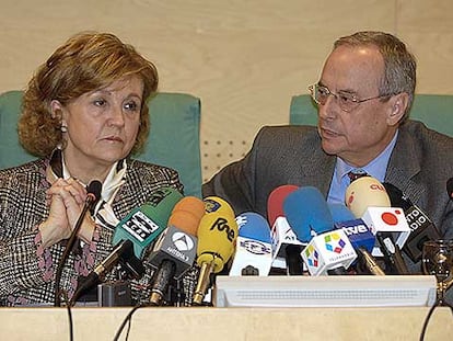 Carmen Caffarel y Enrique Martínez Robles, ayer durante la presentación del plan de viabilidad de RTVE.