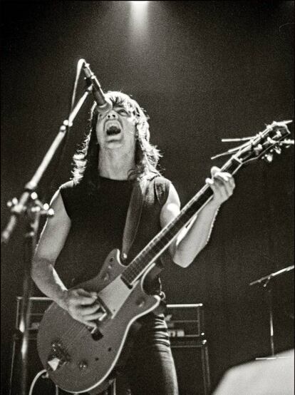 Actuación del grupo de rock AC/DC en el Lyceum Theatre de Londres, en 1976.