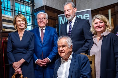 De pie, de izquierda a derecha: Elke Büdenbender, su esposo Frank-Walter Steinmeier, presidente federal de Alemania, Henning Schumann, alcalde de Lübeck, y Joanna Hagen, teniente de alcalde de la ciudad. Sentado, Frido Mann, nieto de Thomas Mann, en el homenaje a su abuelo este viernes en Lübeck (Alemania).