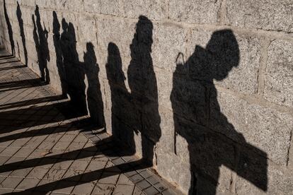 Sombras de personas inmigrantes en las puertas de la Parroquia Nuestro Sagrado Corazón en Madrid.