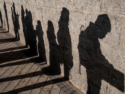 Sombras de personas inmigrantes en las puertas de la Parroquia Nuestro Sagrado Corazón en Madrid.