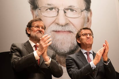 Mariano Rajoy y Alberto Núñez Feijóo, ayer, en la presentación del libro del expresidente del Gobierno en Santiago.