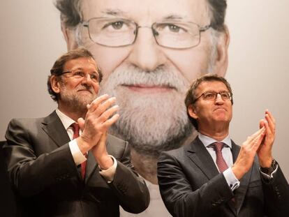 Mariano Rajoy y Alberto Núñez Feijóo, ayer, en la presentación del libro del expresidente del Gobierno en Santiago.