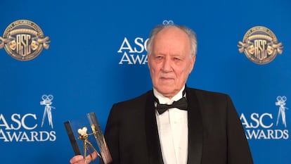 El director Werner Herzog con el Premio de la Junta de Gobernadores en la 34ª edición de los Premios de la Sociedad Estadounidense de Cinematógrafos.