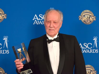 El director Werner Herzog con el Premio de la Junta de Gobernadores en la 34ª edición de los Premios de la Sociedad Estadounidense de Cinematógrafos.