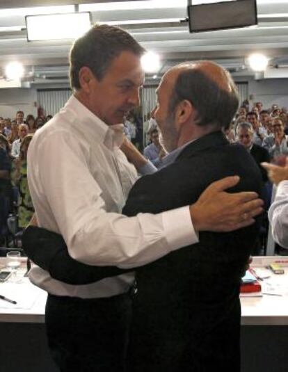 Zapatero saluda a Rubalcaba en el Comité Federal del PSOE