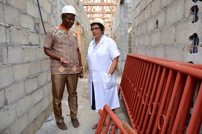 El doctor Hermann Fossoh, director m&eacute;dico del centro, y la hermana Cristina visitan las obras de ampliaci&oacute;n del hospital.