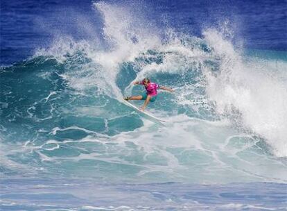 La surfista australiana corona una ola