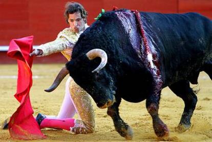 César Jiménez, en su faena con el primero de la tarde.