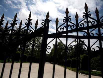 Puerta del Parque del Retiro cerrada.