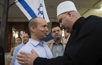 El líder de Casa Judía, Naftali Bennett (izquierda) conversa en Julis, al norte del país, con un miembro de la comunidad drusa de Israel el pasado 2 de enero.