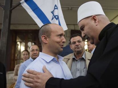 El líder de Casa Judía, Naftali Bennett (izquierda) conversa en Julis, al norte del país, con un miembro de la comunidad drusa de Israel el pasado 2 de enero.
