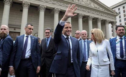 O presidente da França, Emmanuel Macron, e a primeira-dama, Brigitte Macron, visitam a Catedral de Buenos Aires como parte da programação da cúpula do G20.