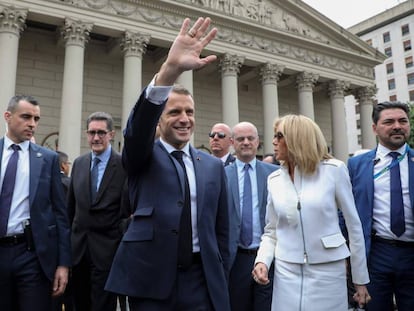 O presidente da França, Emmanuel Macron, e a primeira-dama, Brigitte Macron, visitam a Catedral de Buenos Aires como parte da programação da cúpula do G20.