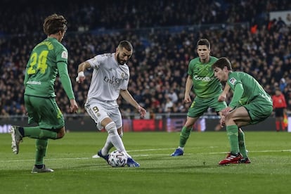 Karim Benzema controla el balón, rodeado por los jugadores de la Real Sociedad. 