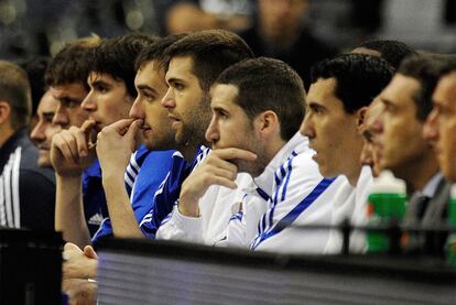 Los jugadores del Madrid, cariacontecidos, en el banquillo ayer ante el Siena.