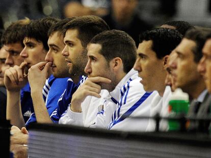 Los jugadores del Madrid, cariacontecidos, en el banquillo ayer ante el Siena.