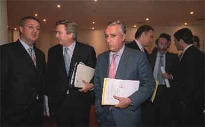 Jesús Caldera, Luis de Grandes y Javier Arenas, en una reunión del Pacto Antiterrorista.
