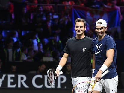 Federer y Nadal, durante el entrenamiento de este jueves en el O2 Arena de Londres.