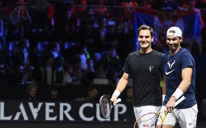 Federer y Nadal, durante el entrenamiento de este jueves en el O2 Arena de Londres.