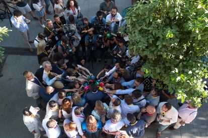 El presidente del PP andaluz y presidente de la Junta, Juanma Moreno, atiende a los medios a su llegada a la sede del Partido Popular en Sevilla. 