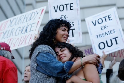 Mitzi Rivas abraza a su hija Maya Iribarren durante una protesta a favor de la libertad de las mujeres a decidir sobre sus cuerpos en el ayuntamiento de San Francisco el 24 de junio.