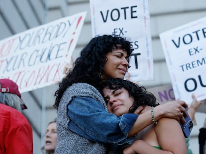 Mitzi Rivas abraza a su hija Maya Iribarren durante una protesta a favor de la libertad de las mujeres a decidir sobre sus cuerpos en el ayuntamiento de San Francisco el 24 de junio.