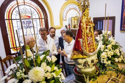 Alberto Núñez Feijóo, junto al obispo Ángel Fernández y el alcalde de Albacete, Manuel Serrano, el jueves en la capilla de la Virgen de los Llanos.