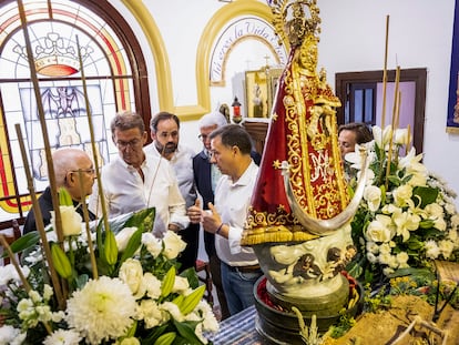 Alberto Núñez Feijóo, junto al obispo Ángel Fernández y el alcalde de Albacete, Manuel Serrano, el jueves en la capilla de la Virgen de los Llanos.