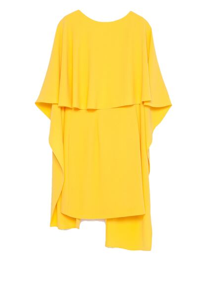 Amarillo con capa corta por delante y larga por detrás. Es de Zara (49,95 euros).