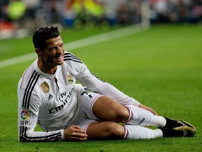 Cristiano se toca el tobillo izquierdo, en un momento del partido.