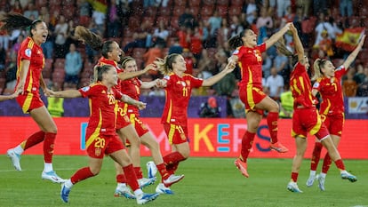 Las jugadoras de la selección española celebran la victoria ante la selección alemana, este miércoles en Zúrich (Suiza).