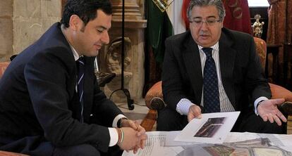 Moreno y Zoido, este martes en el Ayuntamiento de Sevilla.