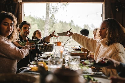 La redefinición del concepto de familia ha dado lugar a modas como el 'Friendsgiving'.