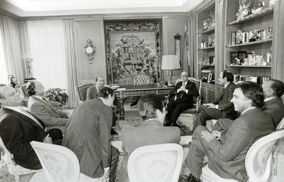 MIquel Roca, segundo por la derecha después del 
Rey Juan Carlos, junto a Leopoldo Calvo Sotelo, Santiago Carrillo, Felipe González, Adolfo Suárez, Landelino Lavilla, Manuel Fraga y Xavier Arzallus, durante un acto oficial en la década de 1980.