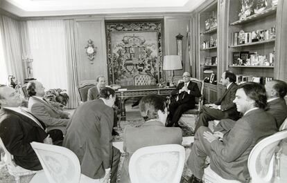 MIquel Roca, segundo por la derecha después del
Rey Juan Carlos, junto a Leopoldo Calvo Sotelo, Santiago Carrillo, Felipe González, Adolfo Suárez, Landelino Lavilla, Manuel Fraga y Xavier Arzallus, durante un acto oficial en la década de 1980.
