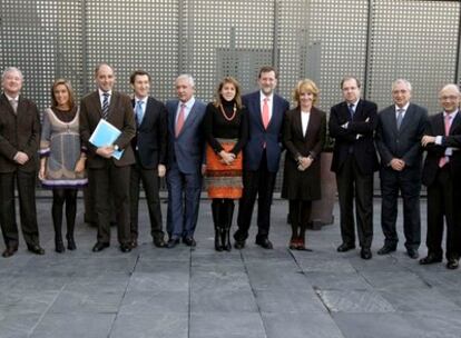 El líder del PP, Mariano Rajoy, posa junto a los presidentes autonómicos de este partido.