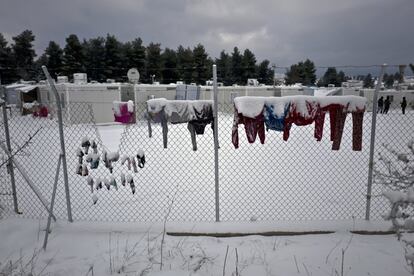 En la imagen, varias prendas de vestir de los refugiados sirios cubiertas por la nieve en un campo de refugiados de Ritsona (Grecia).