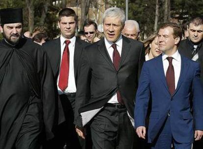 El presidente serbio, Boris Tadic (centro), junto al viceprimer ministro ruso, Dmitri Medvédev, en su visita a la catedral ortodoxa de Belgrado el lunes.