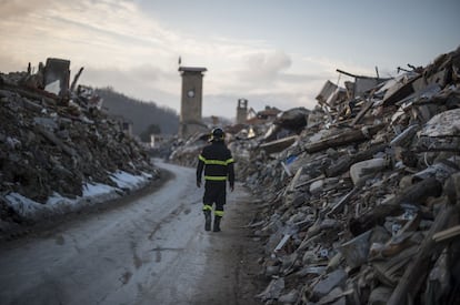 Un bombero camina en la calle principal en el centro de Amatrice seis meses después del que el terremoto lo destruyese todo.