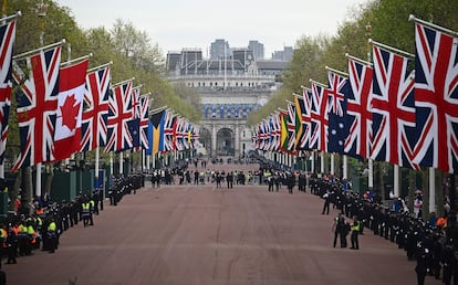 Policías desplegados en el recorrido llamado La Procesión del Rey, que llevará a Carlos III desde el palacio de Buckingham hasta la abadía de Westminster. Más de 11.000 agentes han sido desplegados por las calles de la capital británica.